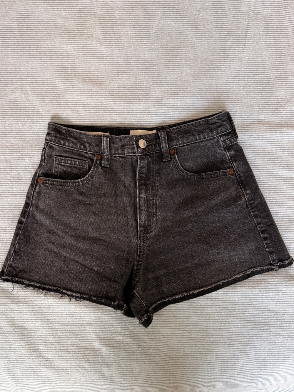 Universal Threads black 90s cutoff denim shorts, Size 2R